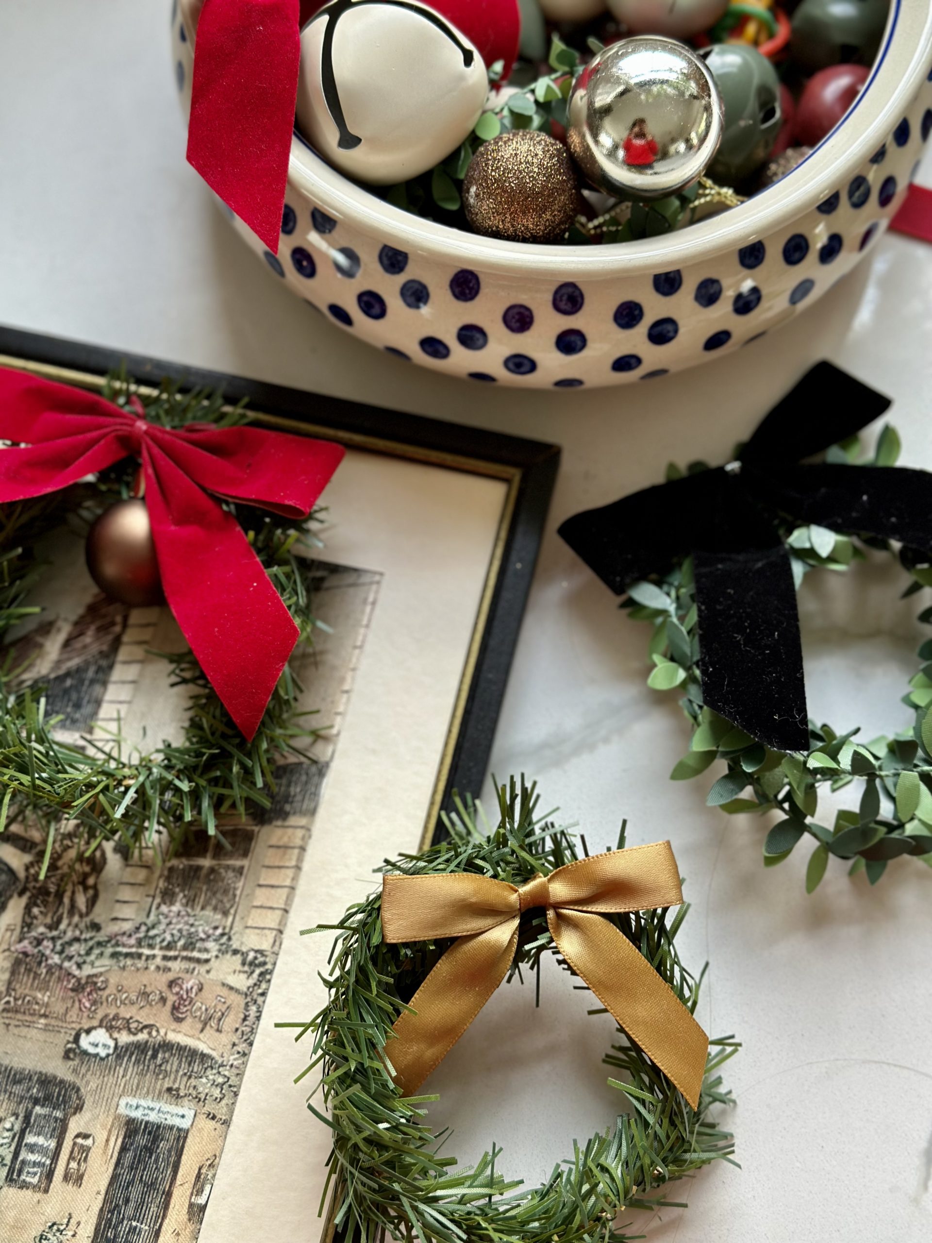 easy and budget friendly ways to decorate for christmas, decorating with bows, decorating art for christmas, christmas decor ideas, bows on frames, decorating art for christmas, mini wreath diy