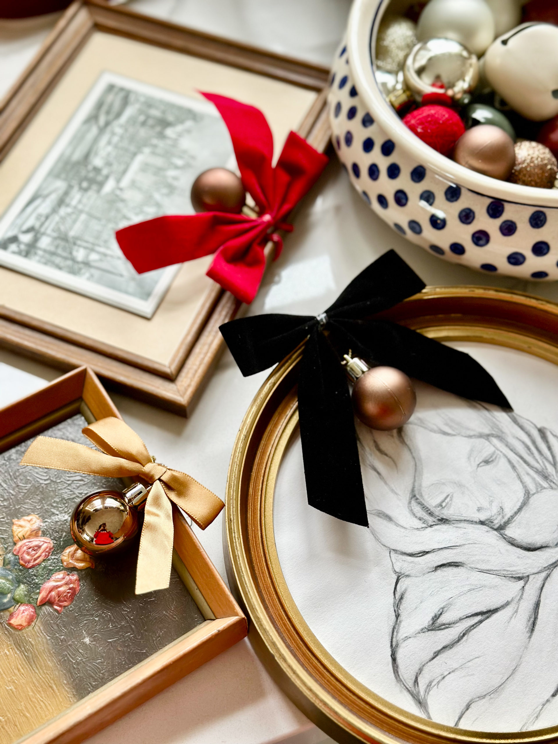 easy and budget friendly ways to decorate for christmas, decorating with bows, decorating art for christmas, christmas decor ideas, bows on frames, decorating art for christmas
